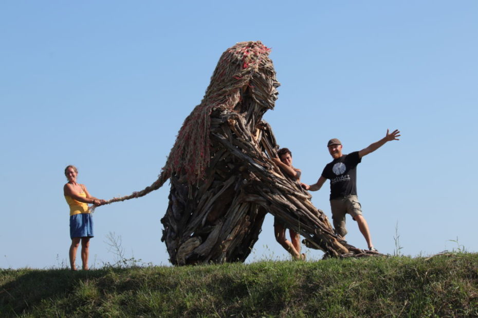 Marco, Sara e Anna finiscono la scultura