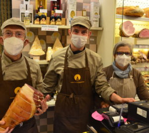 Al lavoro in negozio, Giuliano, Filippo e Bruna