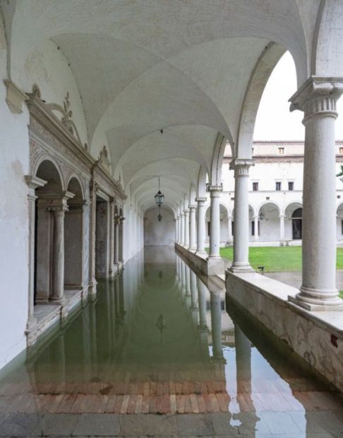 Chiostro dei cipressi con portale Buora Fondazione Cini (ph De Fina)