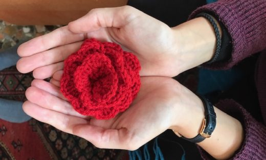 Le donne trasformano Venezia in un giardino di colorate rose