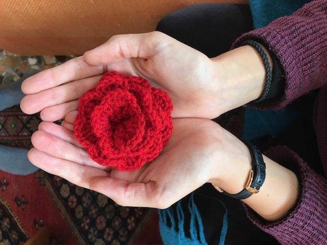 Le donne trasformano Venezia in un giardino di colorate rose