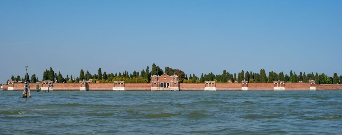 Un fiore sulle tombe di San Michele, cimitero pluriconfessionale