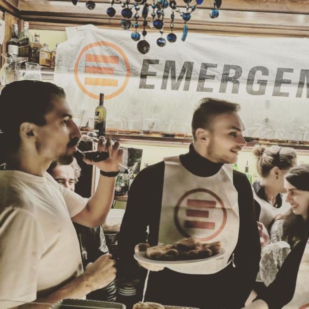 Il cestista Stefano Tonut cameriere per un giorno per Emergency