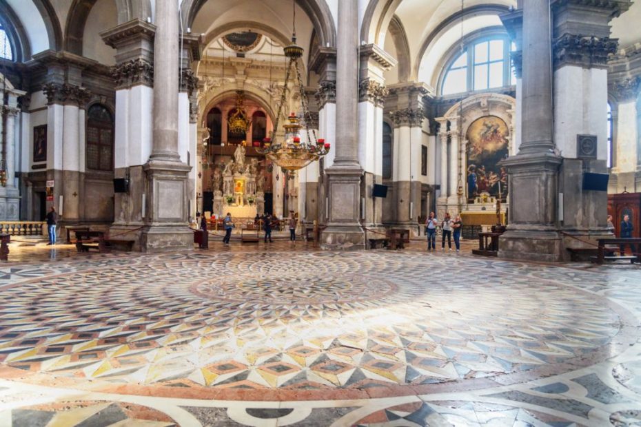 Interno della basilica della Madonna della Salute, altare maggiore