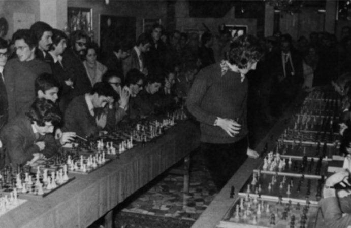 La simultanea è un evento in cui un giocatore gioca con più avversari contemporaneamente. In questa foto il Gran Maestro olandese Jan Timman, durante una simultanea organizzata a Padova negli anni Settanta