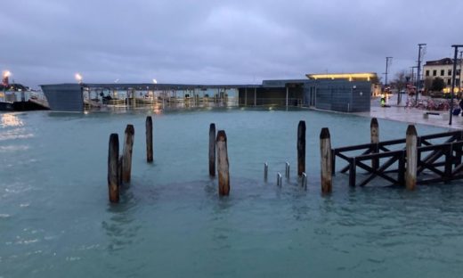 Gabbati dal vento, Venezia e Chioggia sott'acqua. Il Mose sarà azionato nella notte