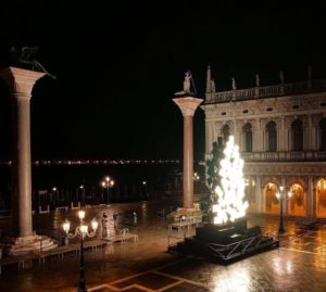 L'albero di Natale di Plessi a San Marco simbolo di un'energia globale