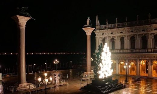L'albero di Natale di Plessi a San Marco simbolo di un'energia globale
