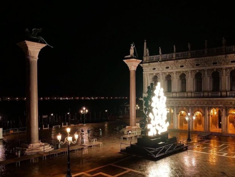 L'albero di Natale di Plessi a San Marco simbolo di un'energia globale