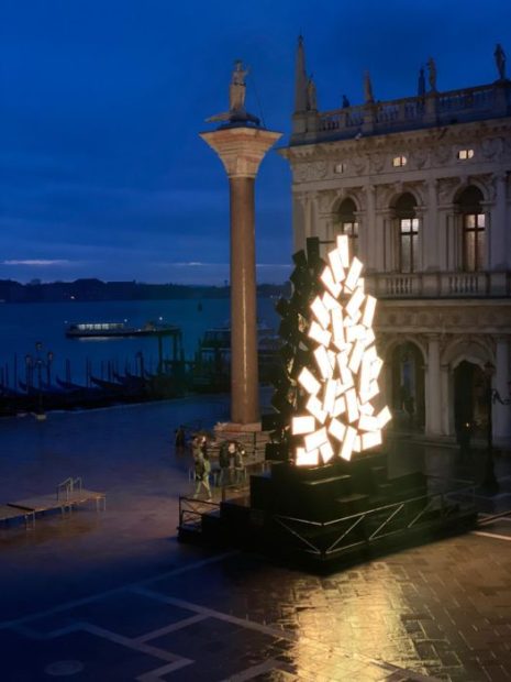 L'albero di Natale di Fabrizio Plessi in Piazza San Marco, a Venezia