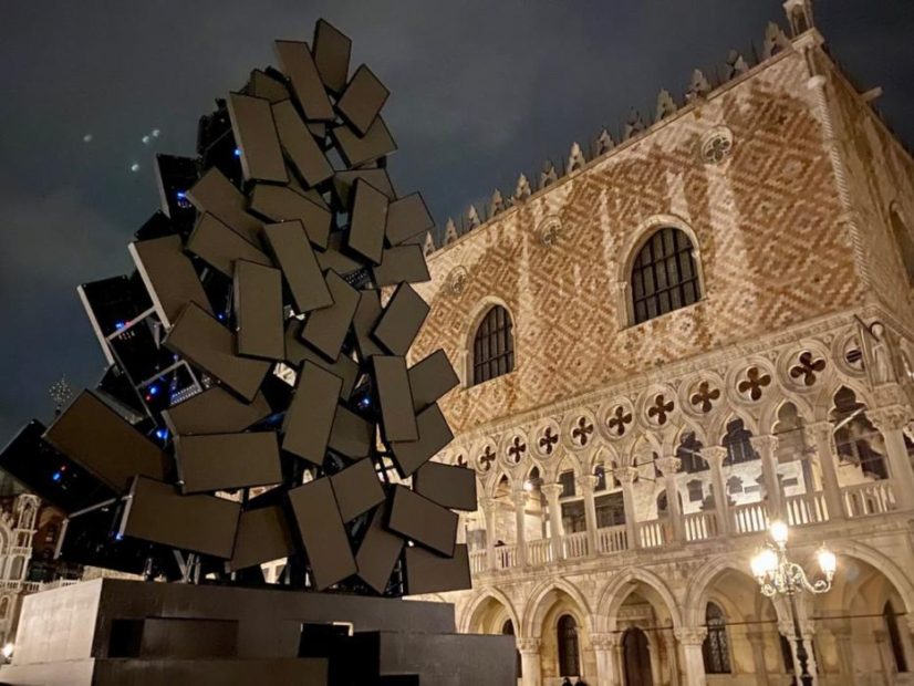 L'albero di Natale di Fabrizio Plessi, a Venezia