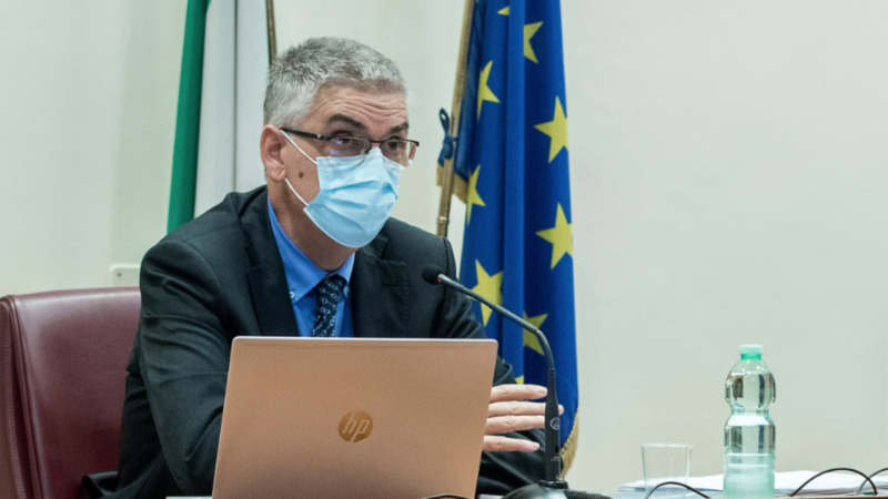 Covid. Brusaferro: "crescerà ancora". Verso proroga obbligo mascherine