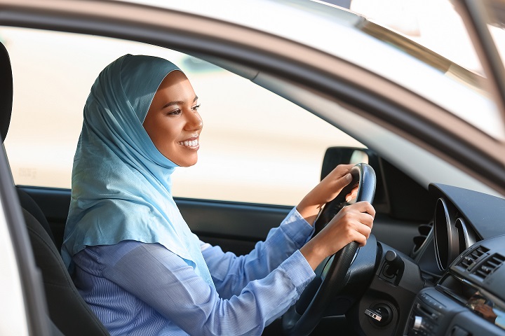 donna araba alla guida