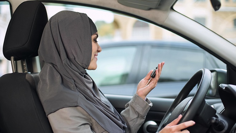 donna araba alla guida