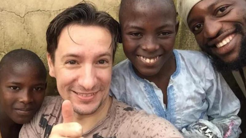 L'ambasciatore del Congo Luca Attanasio con i ragazzi protetti da una missione italiana