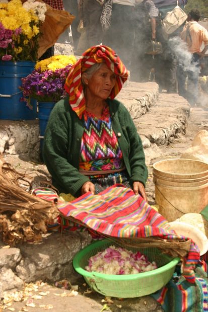 Chichicastenango, Guatemala, fedele al'ingresso della chiesa di San Thòmas @Gianmarco Maggiolini