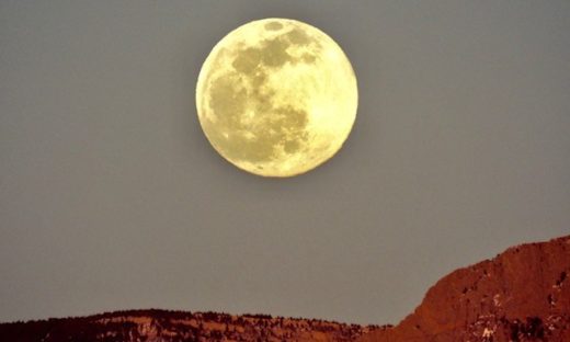 La Superluna inaugura un agosto col naso all'insù