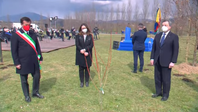 Il premier Draghi(a dx) e il sindaco di Bergamo Giorgio Gori (a sx) inaugurano il Bosco della memoria