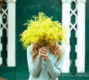 Festa e mimose per le donne. Ma la pandemia è una nuova ferita al femminile