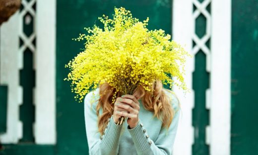 Festa e mimose per le donne. Ma la pandemia è una nuova ferita al femminile