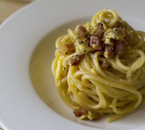 Carbonara day: storia e leggenda di un piatto non del tutto italiano