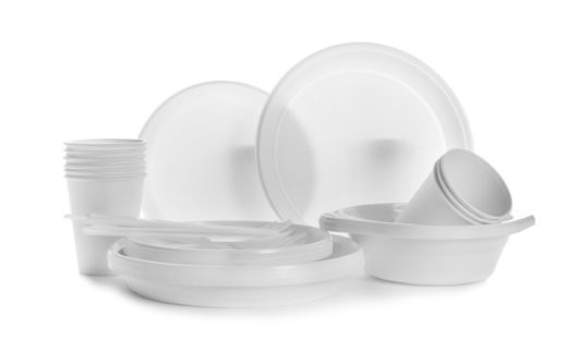 Stop a piatti e posate di plastica. Recepita dall'Italia la direttiva UE