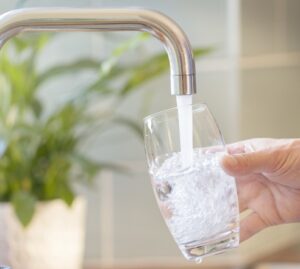 Acqua: cresce in Italia l'attenzione all'ambiente. Metà la beve dal rubinetto