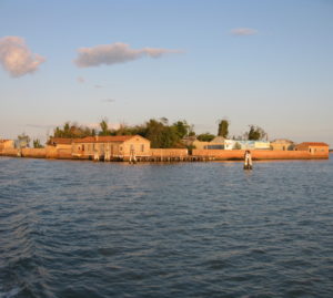 Un’isola intera per l’arte: il gioiello nascosto della Laguna veneziana