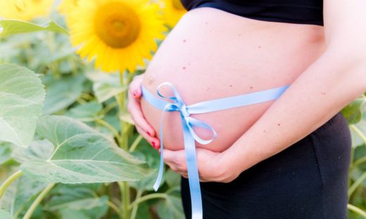 Partorisce e poi si laurea. Lucia discute la sua tesi di laurea dall'ospedale