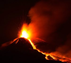 Etna: è allarme rosso. Nube vulcanica alta 10 Km