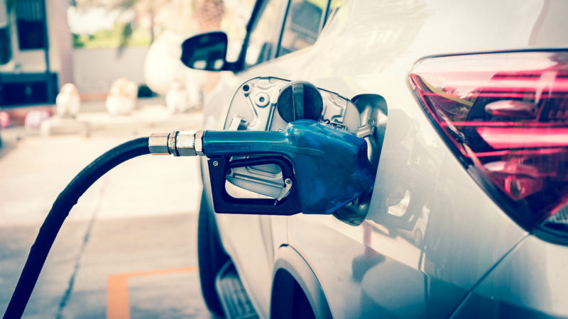 Benzina, arriva il tetto di Eni: cosa cambia da oggi e quanto si risparmia