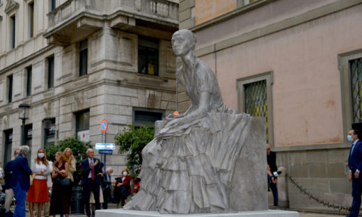 Milano inaugura la prima statua femminile della città
