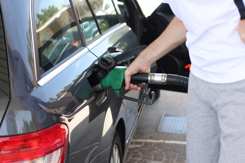 Benzina e gasolio: prezzi in calo