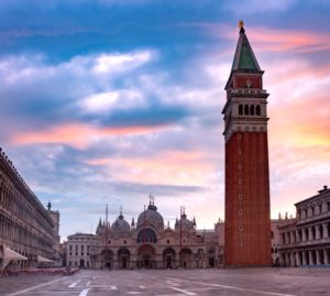 Venezia: il mare restituisce i mattoni del campanile di San Marco.