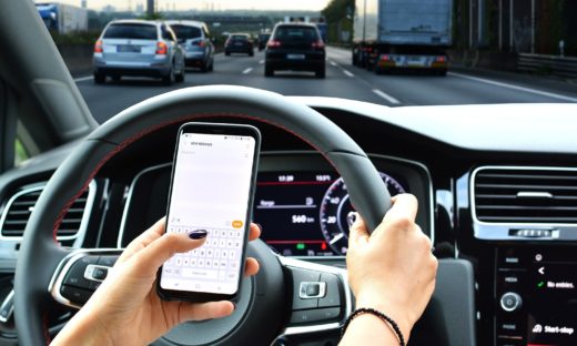 Sicurezza stradale: almeno 1 su 10 fa video mentre è al volante