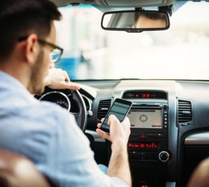 Cellulare alla guida: possibili punizioni più pesanti