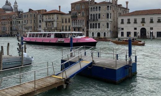 Venezia. Un vaporetto rosa per la prevenzione oncologica