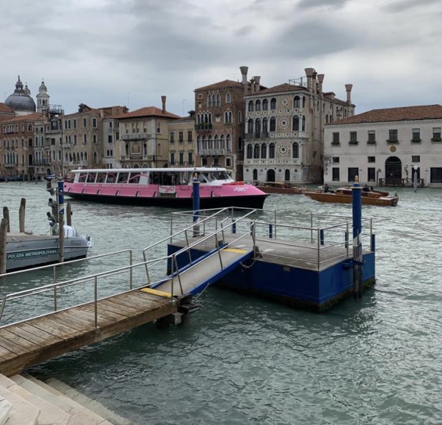 Venezia. Un vaporetto rosa per la prevenzione oncologica