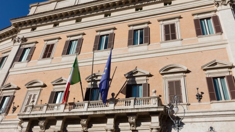 Coltelli, baby gang e migranti: arriva il maxi pacchetto sicurezza del Viminale