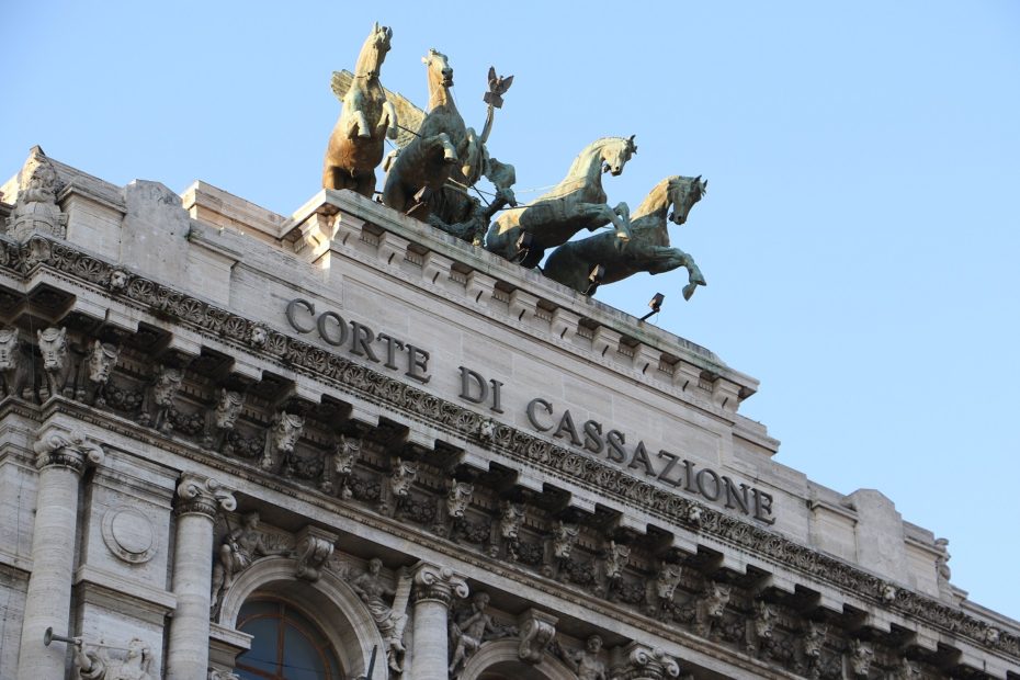 Non la voleva perdere: condannato per "petulanza"