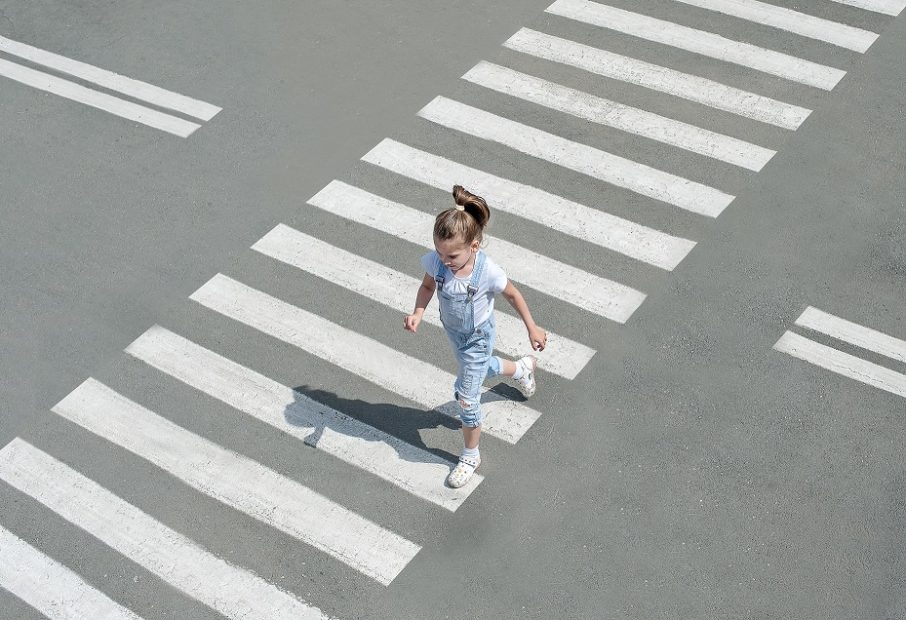 Strada, nuovo codice: più tutela per i pedoni sulle strisce