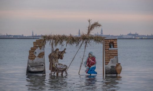 Un presepe che emerge dalla Laguna