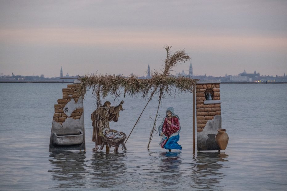 Un presepe che emerge dalla Laguna