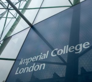 "Omicron potrebbe sparigliare le carte". I primi dati dell'Imperial College di Londra