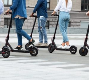A Firenze, in monopattino solo con il casco