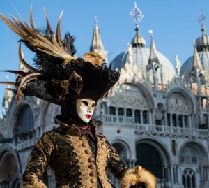 Carnevale di Venezia. L'Arsenale teatro a cielo aperto tra acqua e fuoco