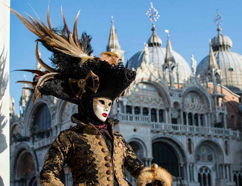 Carnevale di Venezia. L'Arsenale teatro a cielo aperto tra acqua e fuoco