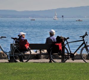 Pensionati italiani: all’estero per fuggire dal carovita, ma arrivano i controlli