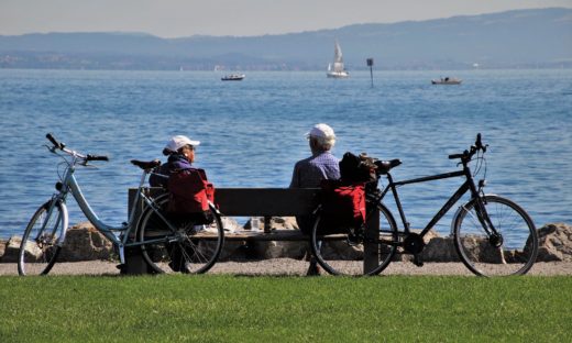 Pensionati italiani: all’estero per fuggire dal carovita, ma arrivano i controlli