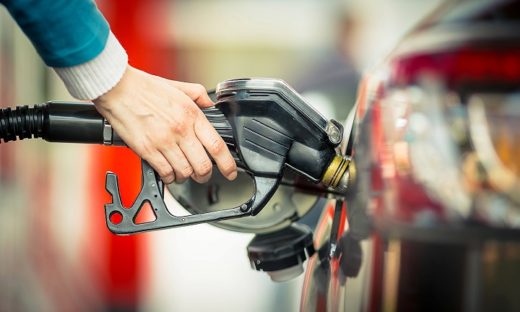 Benzina e Diesel sopra i 2 euro, ma alle pompe bianche costa meno